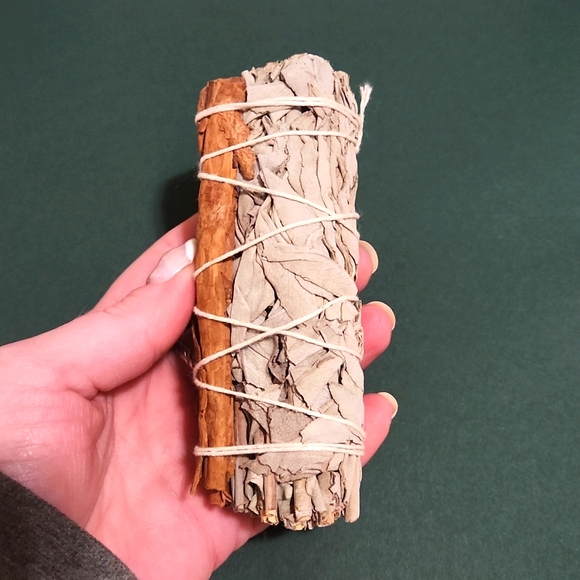 White sage & cinnamon smudge stick - Picture 3 of 5